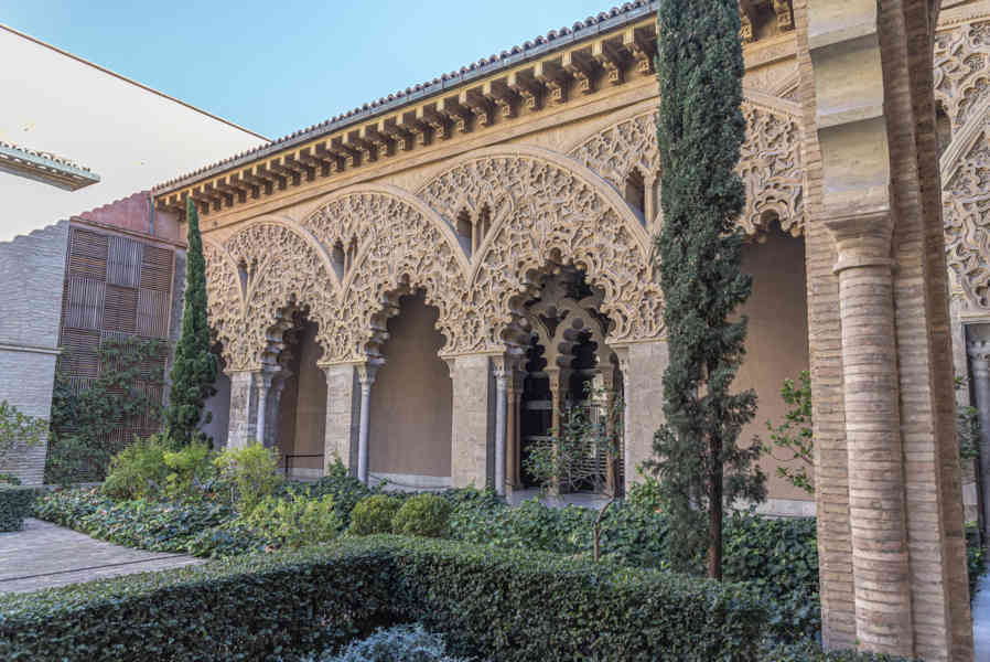 Zaragoza 090 - palacio de la Aljafería - patio de Santa Isabel.jpg
